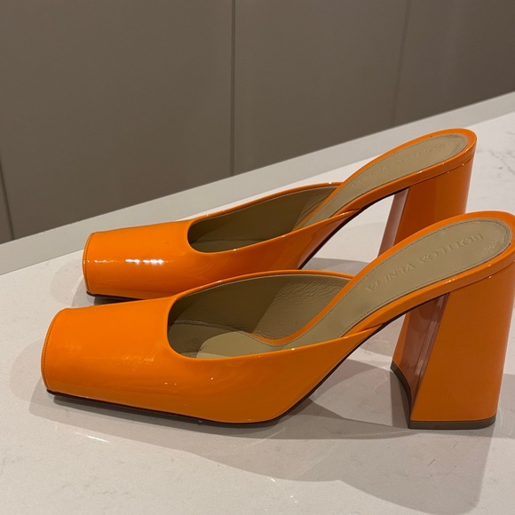 Bottega Veneta Tower 105 Bright Orange Mules in Patent Leather - Picture 6 of 7